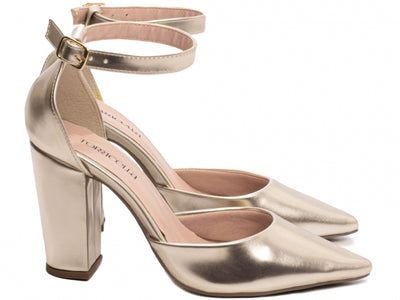 Sapato Scarpin Napa Metalizada Ouro Light com Fivela Dourada