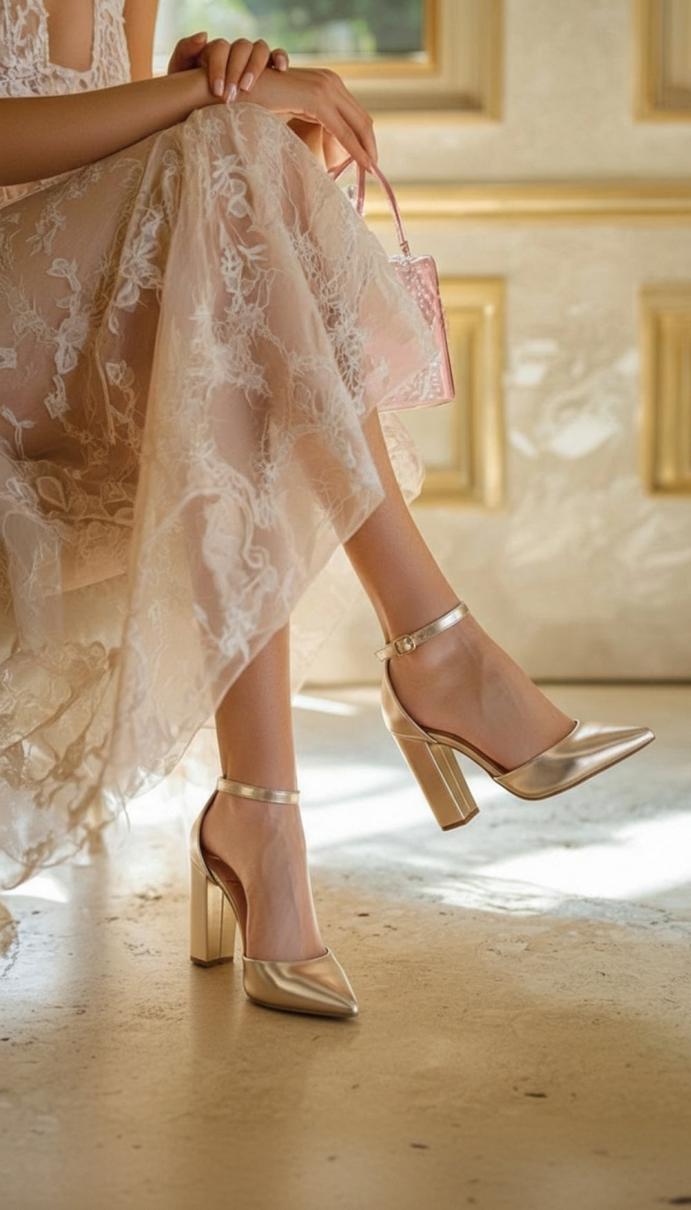 Sapato Scarpin Napa Metalizada Ouro Light com Fivela Dourada