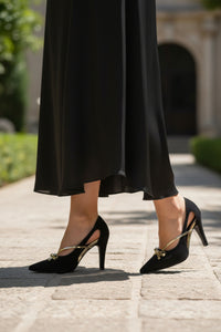 Sapato Scarpin Nobuck Preto com Laço Metalizado Ouro Light