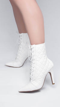 Bota Bico Fino Feminina em Napa Branco com Matelassê