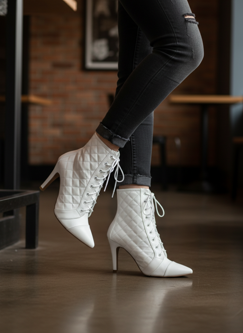 Bota Bico Fino Feminina em Napa Branco com Matelassê