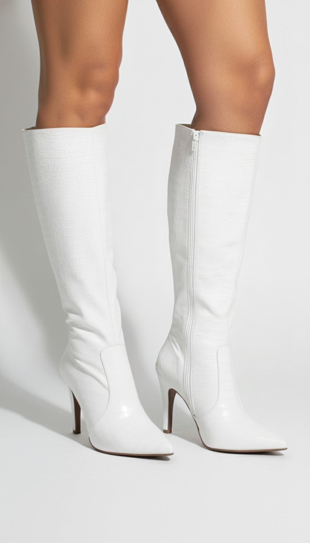 Bota Bico Fino Feminina em Napa Croco Branco com Zíper