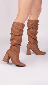 Bota Franzida Feminina em Napa Caramelo