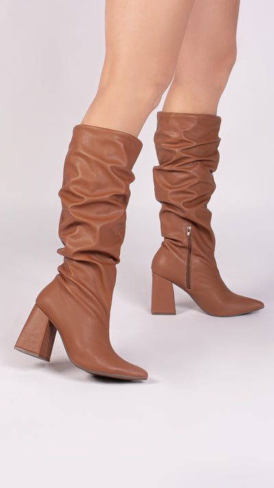 Bota Franzida Feminina em Napa Caramelo