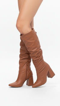 Bota Franzida Feminina em Napa Caramelo