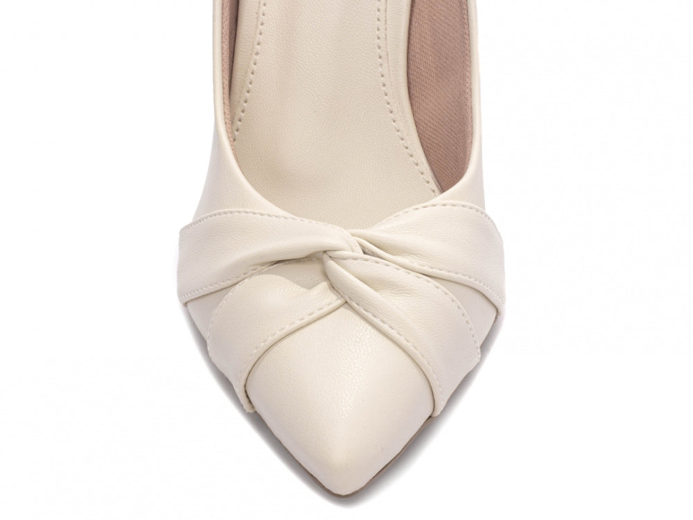 Sapato Scarpin Bico Fino Off White com Tiras em Nó