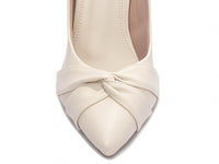 Sapato Scarpin Bico Fino Off White com Tiras em Nó