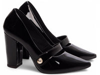 Sapato Scarpin com Aplique Dourado