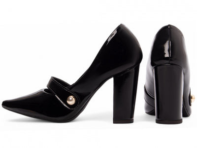 Sapato Scarpin com Aplique Dourado