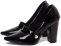Sapato Scarpin com Aplique Dourado