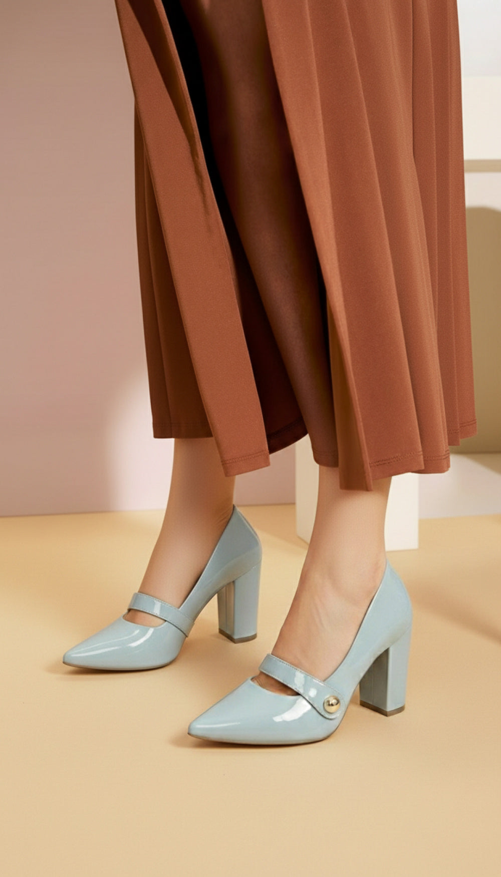 Sapato Scarpin Verniz Azul com Aplique Dourado