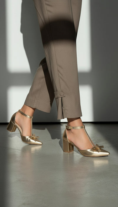 Sapato Scarpin com Laço Dourado