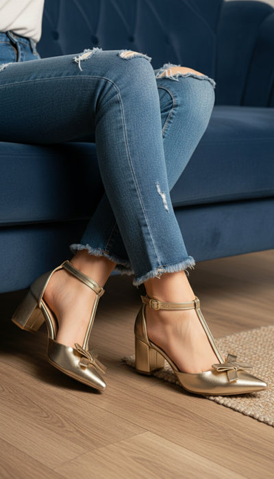 Sapato Scarpin com Laço Dourado