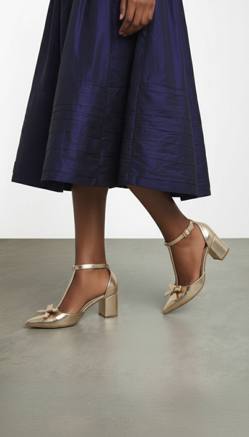 Sapato Scarpin com Laço Dourado