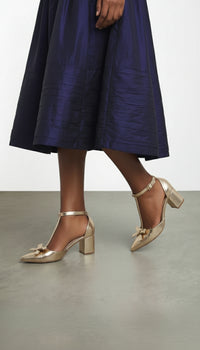 Sapato Scarpin com Laço Dourado