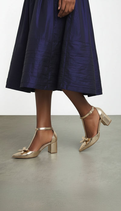 Sapato Scarpin com Laço Dourado