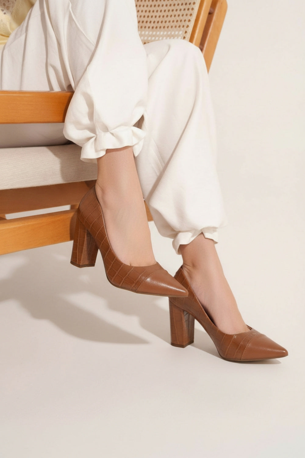 Sapato Scarpin Marrom e Caramelo com Acabamento Croco