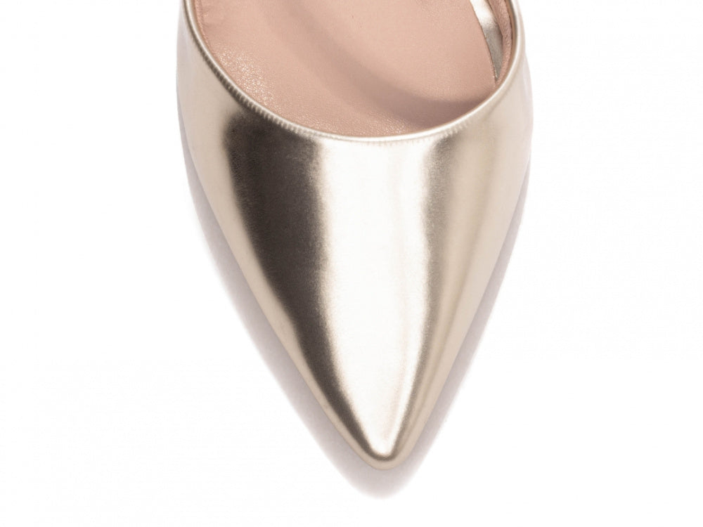 Sapato Scarpin Napa Metalizada Ouro Light com Fivela Dourada