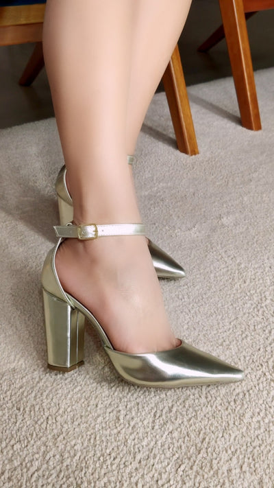 Sapato Scarpin Napa Metalizada Ouro Light com Fivela Dourada