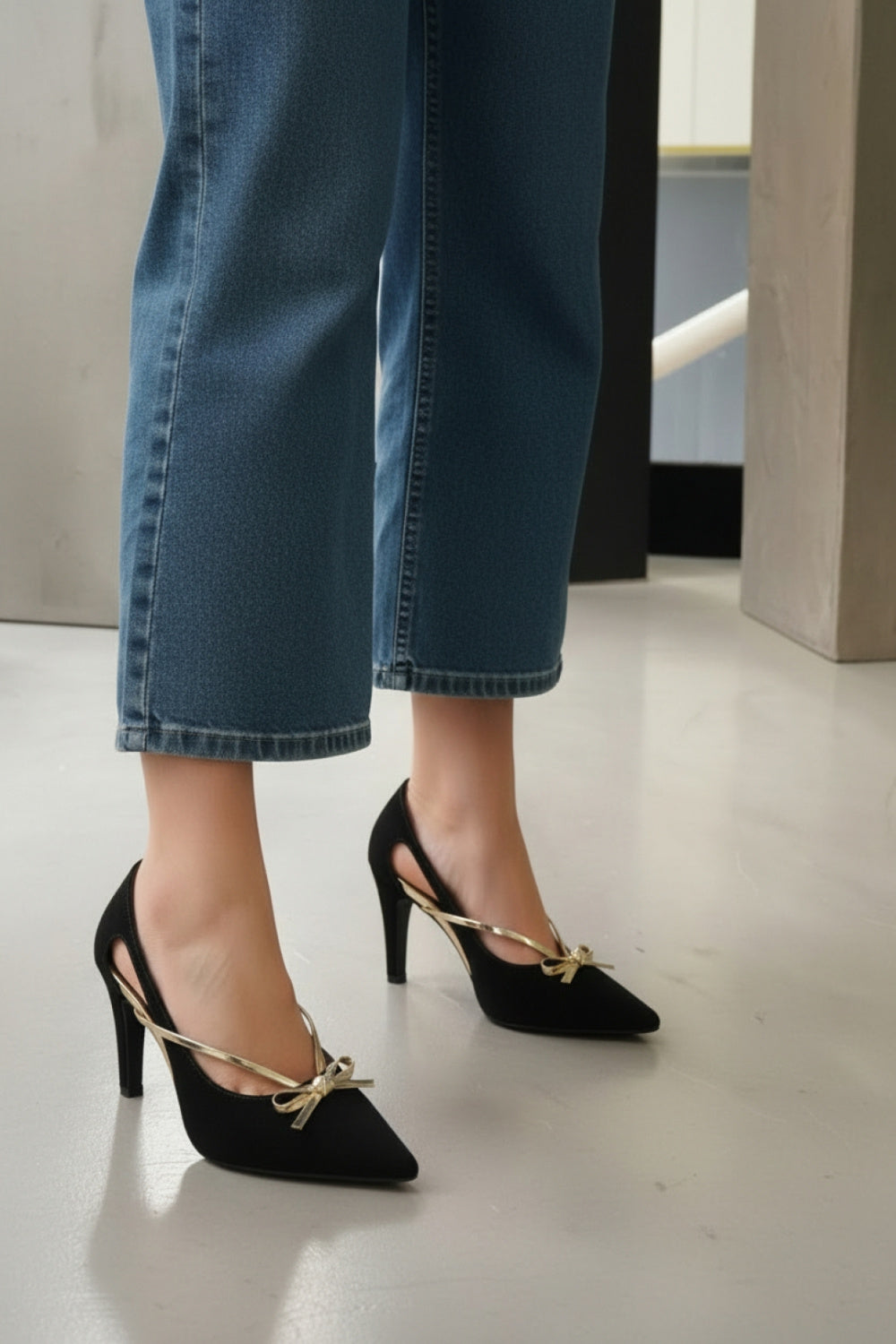 Sapato Scarpin Nobuck Preto com Laço Metalizado Ouro Light