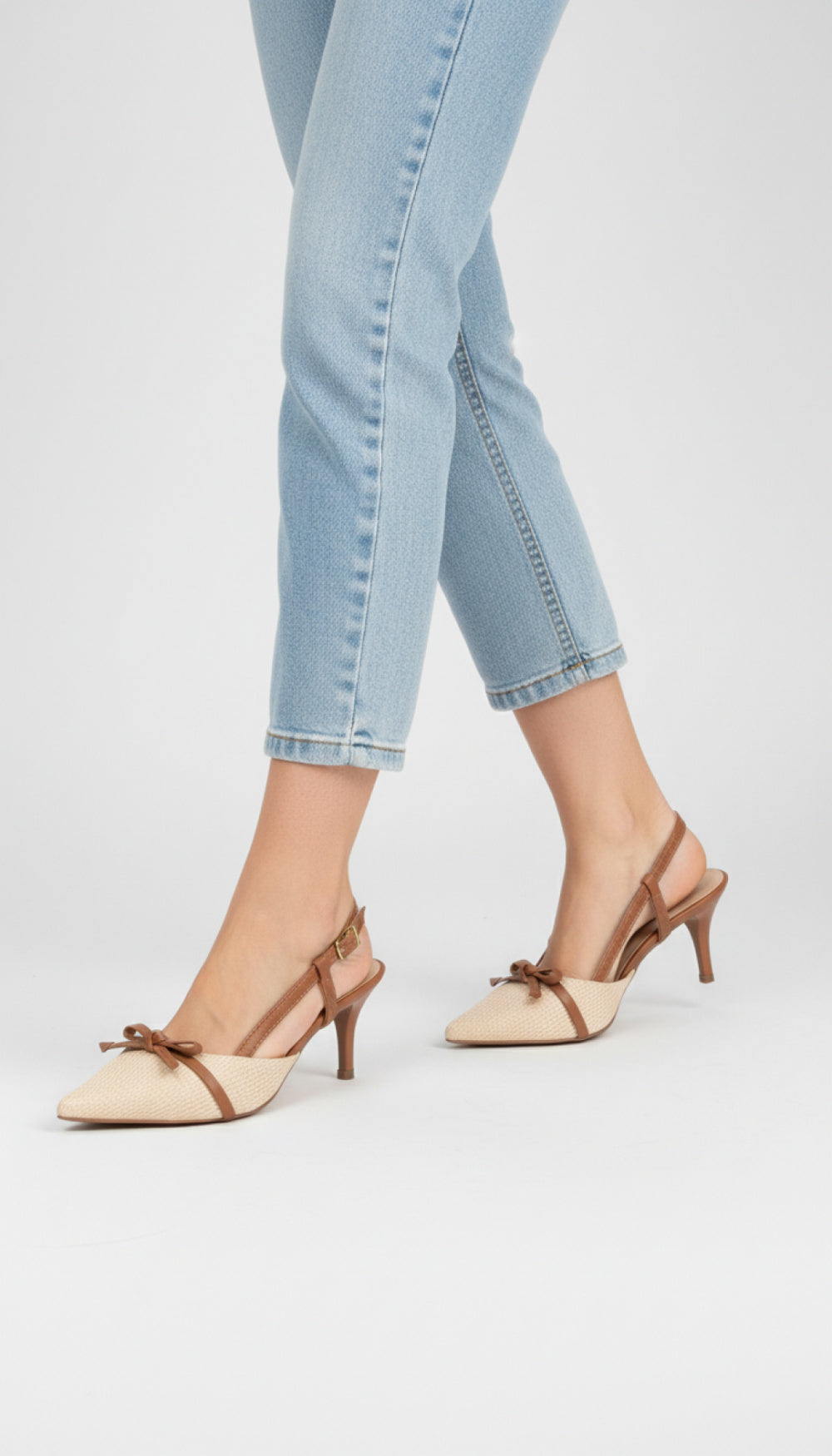 Sapato Scarpin Slingback Caramelo e Bege com Fivela Dourada