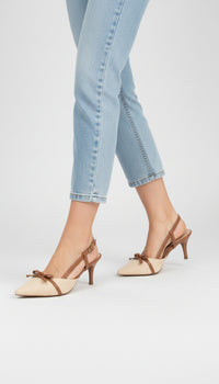 Sapato Scarpin Slingback Caramelo e Bege com Fivela Dourada