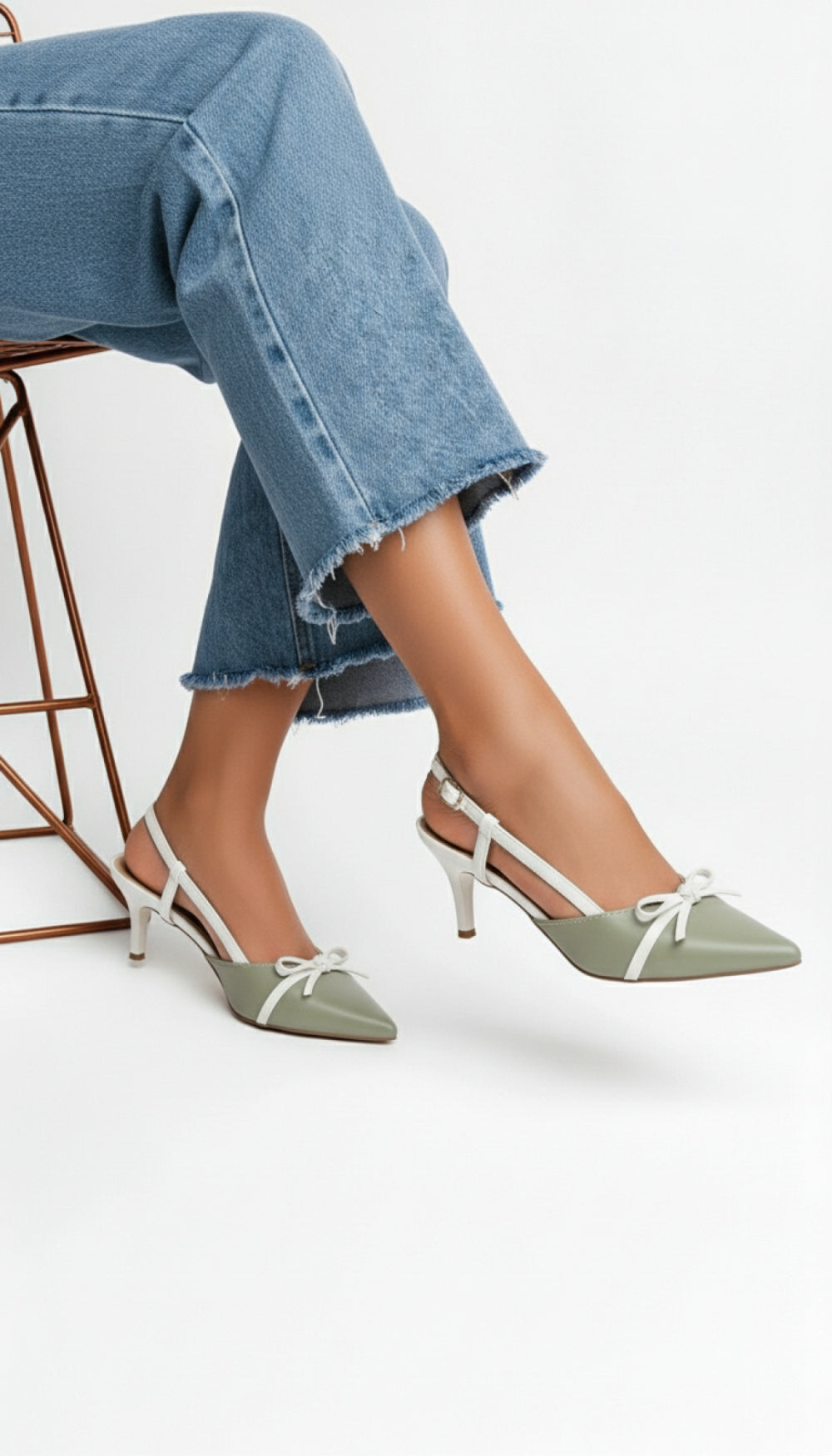 Sapato Scarpin Slingback Verde e Off White com Fivela Dourada