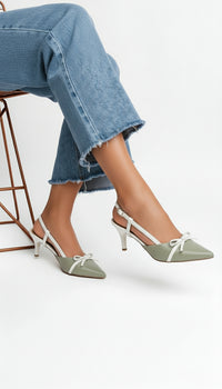Sapato Scarpin Slingback Verde e Off White com Fivela Dourada
