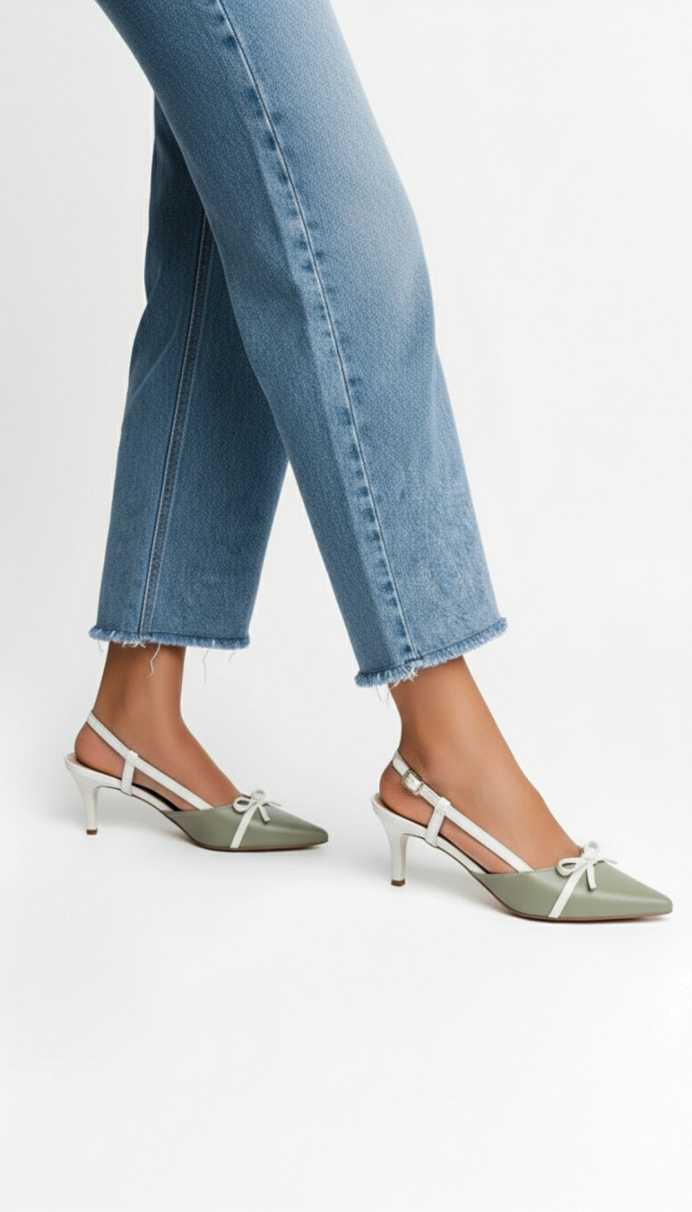 Sapato Scarpin Slingback Verde e Off White com Fivela Dourada