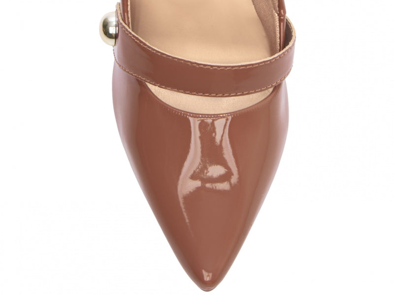 Sapato Scarpin Verniz Caramelo com Aplique Lateral Dourado