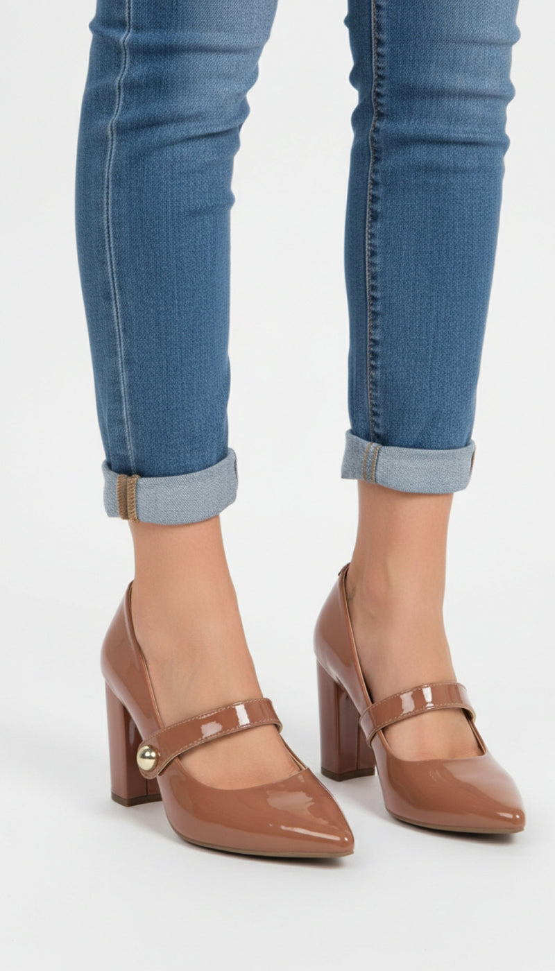 Sapato Scarpin Verniz Caramelo com Aplique Lateral Dourado