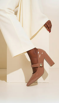 Sapato Scarpin Verniz Caramelo com Aplique Lateral Dourado