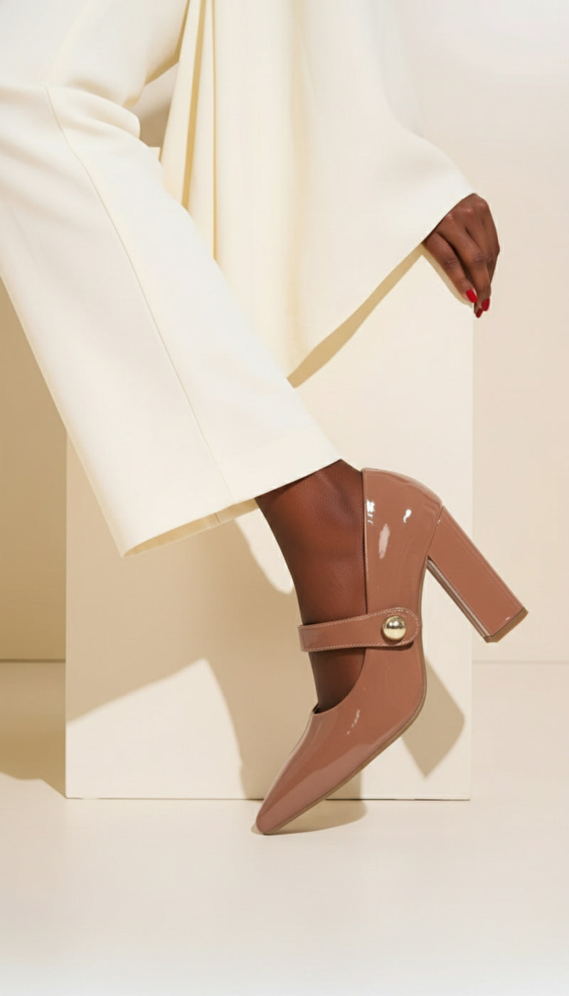 Sapato Scarpin Verniz Caramelo com Aplique Lateral Dourado