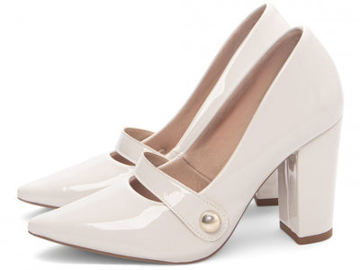 Sapato Scarpin Verniz Off White com Aplique Lateral Dourado