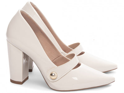 Sapato Scarpin Verniz Off White com Aplique Lateral Dourado