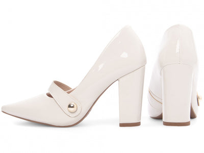 Sapato Scarpin Verniz Off White com Aplique Lateral Dourado
