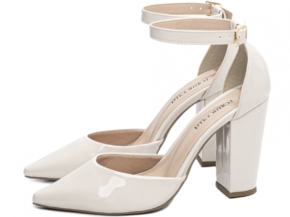 Sapato Scarpin Verniz Off White com Fivela Dourada