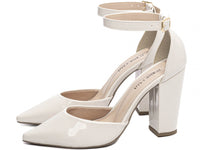 Sapato Scarpin Verniz Off White com Fivela Dourada