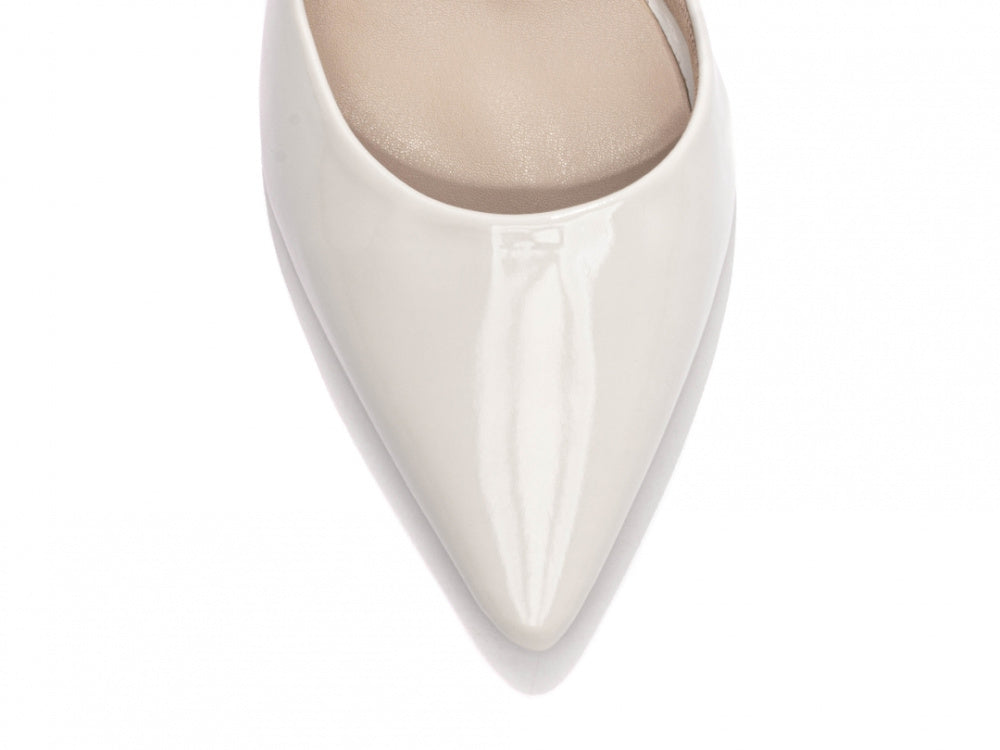 Sapato Scarpin Verniz Off White com Fivela Dourada
