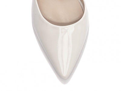 Sapato Scarpin Verniz Off White com Fivela Dourada