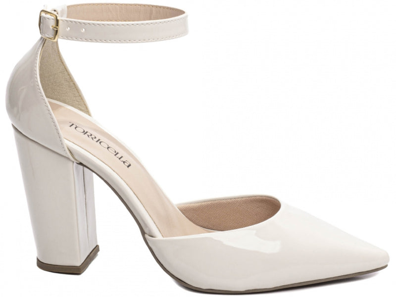 Sapato Scarpin Verniz Off White com Fivela Dourada