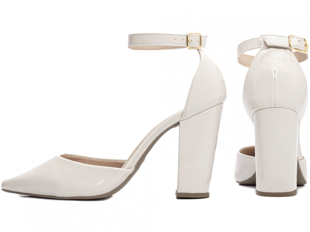 Sapato Scarpin Verniz Off White com Fivela Dourada