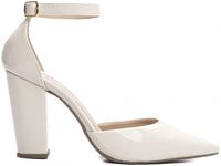 Sapato Scarpin Verniz Off White com Fivela Dourada