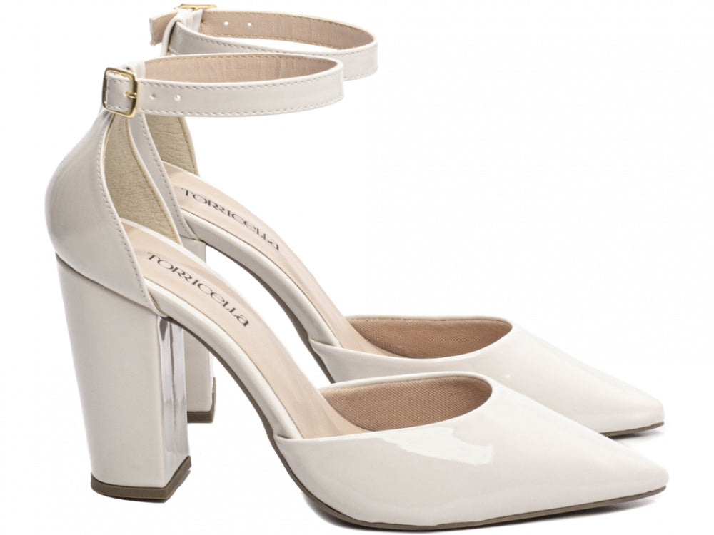 Sapato Scarpin Verniz Off White com Fivela Dourada