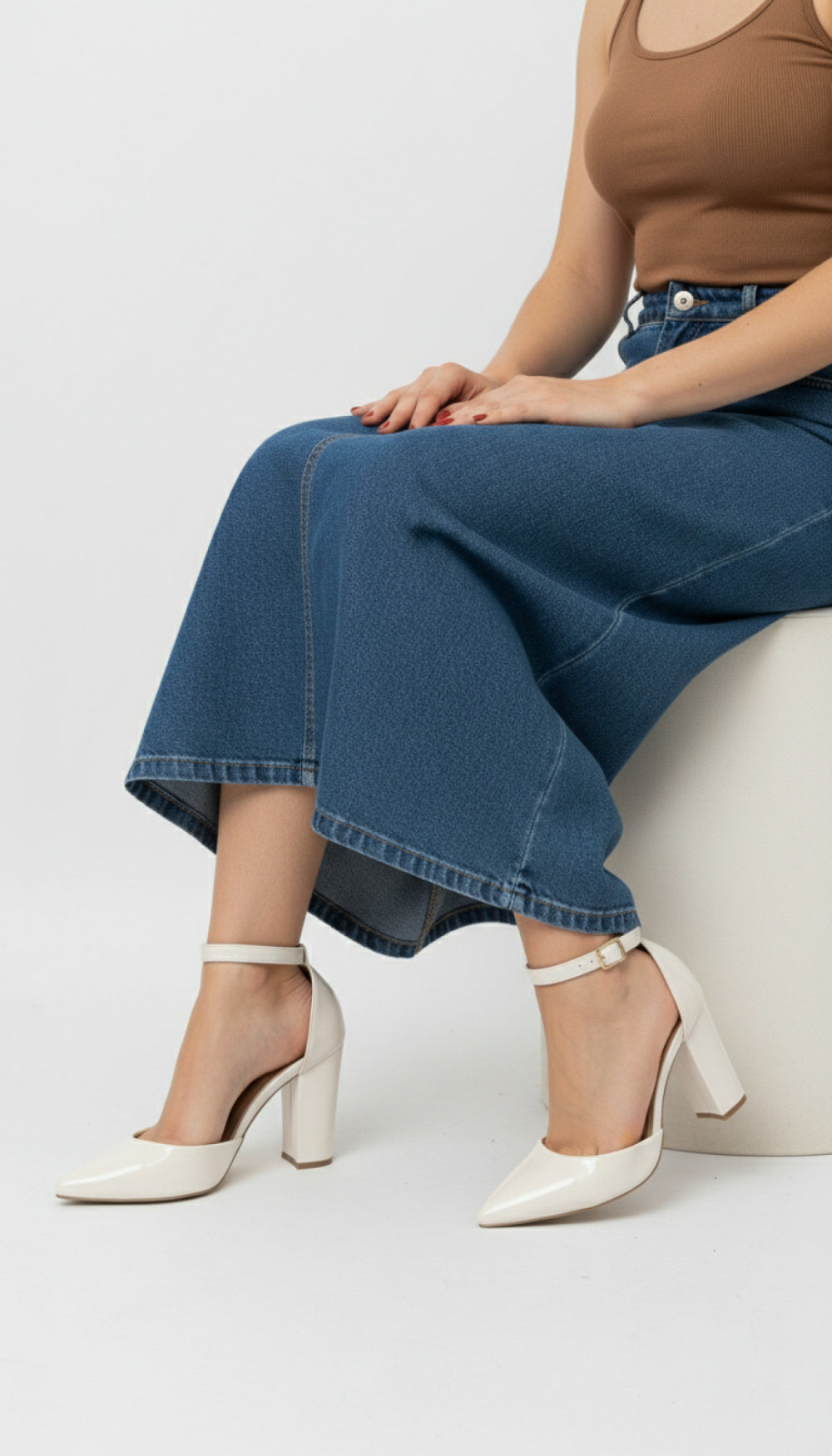 Sapato Scarpin Verniz Off White com Fivela Dourada