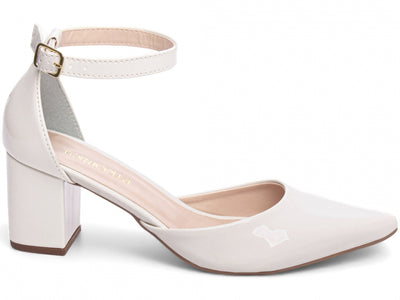 Sapato Scarpin Verniz Off White com Fivela Dourada