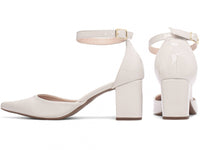 Sapato Scarpin Verniz Off White com Fivela Dourada