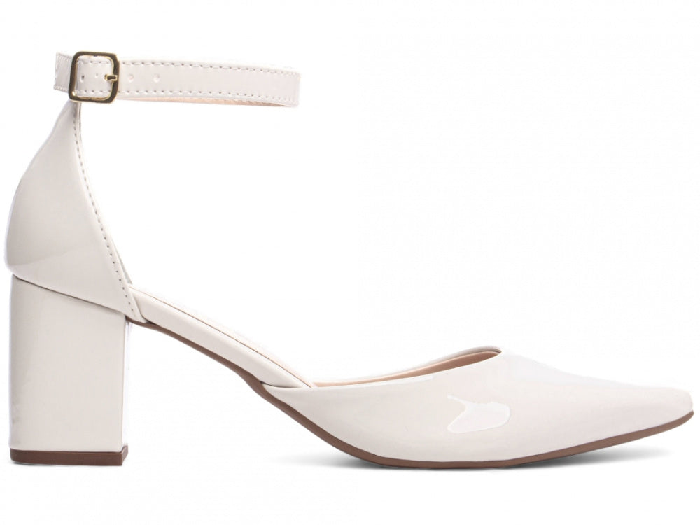 Sapato Scarpin Verniz Off White com Fivela Dourada