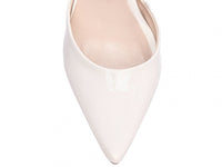 Sapato Scarpin Verniz Off White com Fivela Dourada
