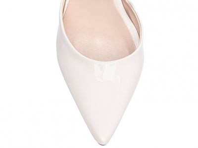 Sapato Scarpin Verniz Off White com Fivela Dourada